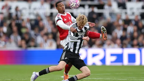 Nick Woltemade, do Newcastle United, é desafiado por Gabriel, do Arsenal, durante a partida da Premier League entre Newcastle United e Arsenal no St James' Park, em 28 de setembro de 2025, em Newcastle upon Tyne, Inglaterra. Foto: Stu Forster/Getty Images
