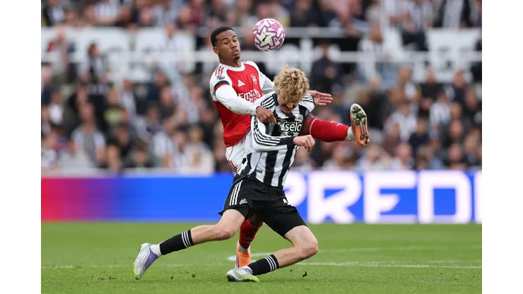 Nick Woltemade, do Newcastle United, é desafiado por Gabriel, do Arsenal, durante a partida da Premier League entre Newcastle United e Arsenal no St James' Park, em 28 de setembro de 2025, em Newcastle upon Tyne, Inglaterra. Foto: Stu Forster/Getty Images
