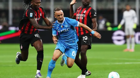 Stanislav Lobotka, do Napoli, é desafiado por Rafael Leão, do AC Milan, e Youssouf Fofana, do AC Milan, durante a partida da Série A entre AC Milan e SSC Napoli, no Estádio Giuseppe Meazza, em 28 de setembro de 2025, em Milão, Itália. Foto: Marco Luzzani/Getty Images