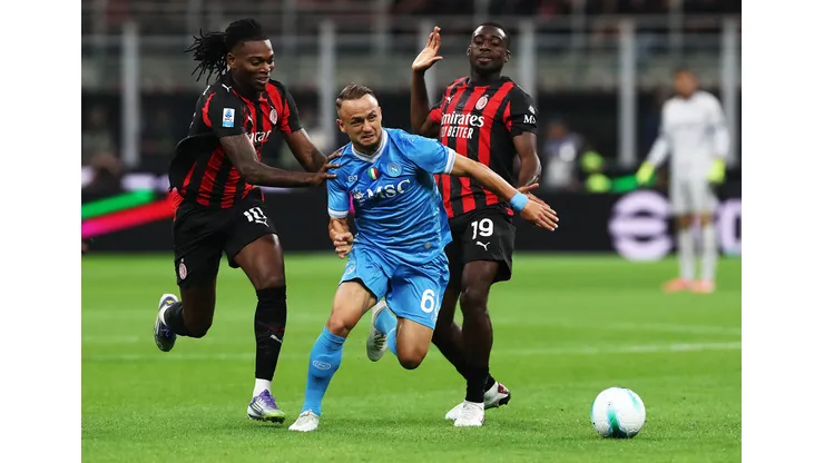 Stanislav Lobotka, do Napoli, é desafiado por Rafael Leão, do AC Milan, e Youssouf Fofana, do AC Milan, durante a partida da Série A entre AC Milan e SSC Napoli, no Estádio Giuseppe Meazza, em 28 de setembro de 2025, em Milão, Itália. Foto: Marco Luzzani/Getty Images