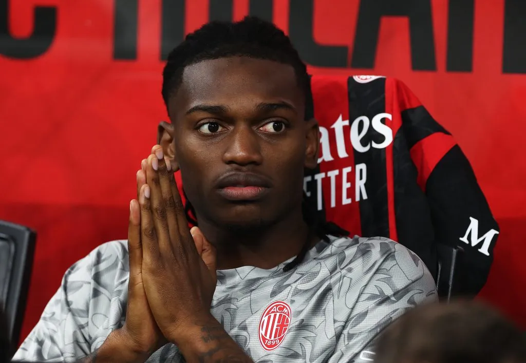 Rafael Leão, do Milan, senta-se no banco durante a partida da Série A entre Milan e SSC Napoli no Estádio Giuseppe Meazza em 28 de setembro de 2025 em Milão, Itália. Foto: Marco Luzzani/Getty Images