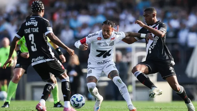 Neymar no duelo contra o Vasco pelo Brasileirão (Foto: Alexandre Schneider/Getty Images)