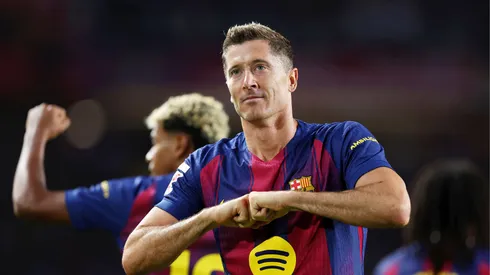 Lewandowski celebra gol 105 com a camisa blaugrana (Foto: Judit Cartiel/Getty Images)