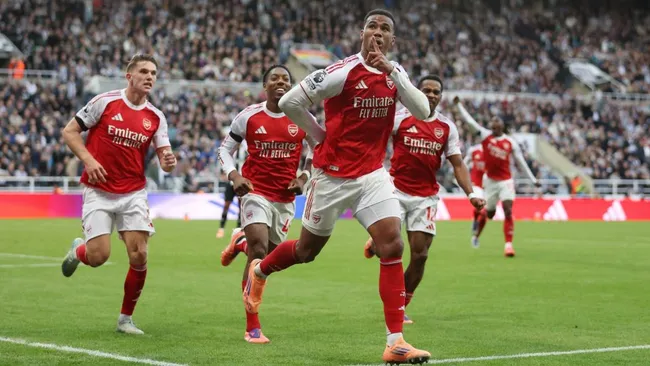 Gabriel comemora gol durante a partida da Premier League. Foto: George Wood/Getty Images