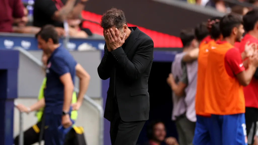 Diego Simeone reclama durante partida do Atlético de Madrid. (Foto: Florencia Tan Jun/Getty Images)