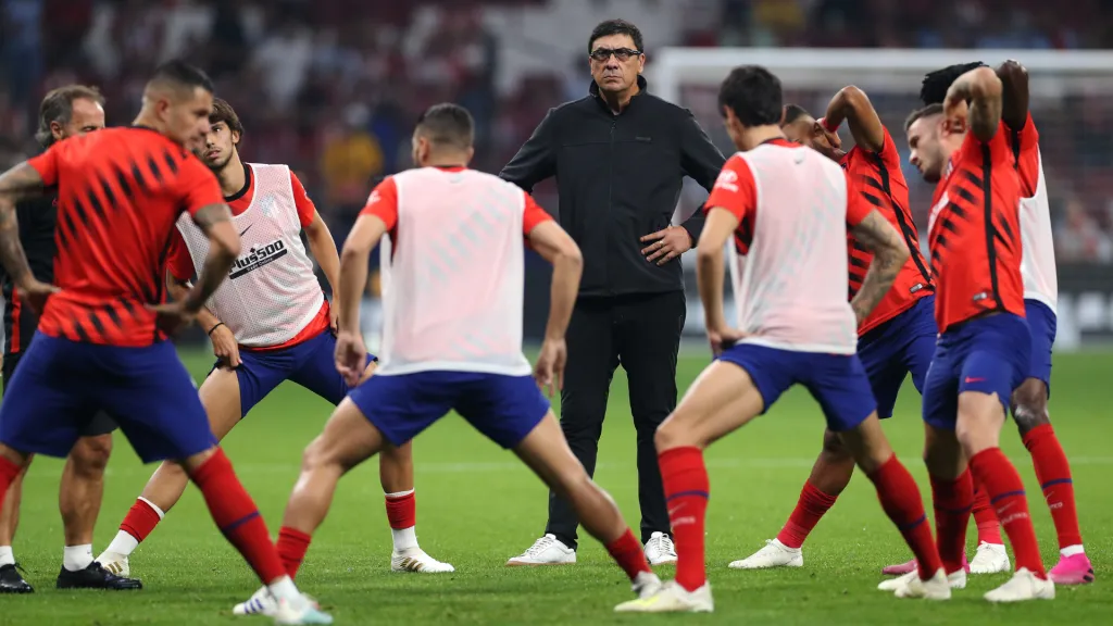 Nelson Vivas comanda aquecimento do Atlético de Madrid. (Foto: Angel Martinez/Getty Images)