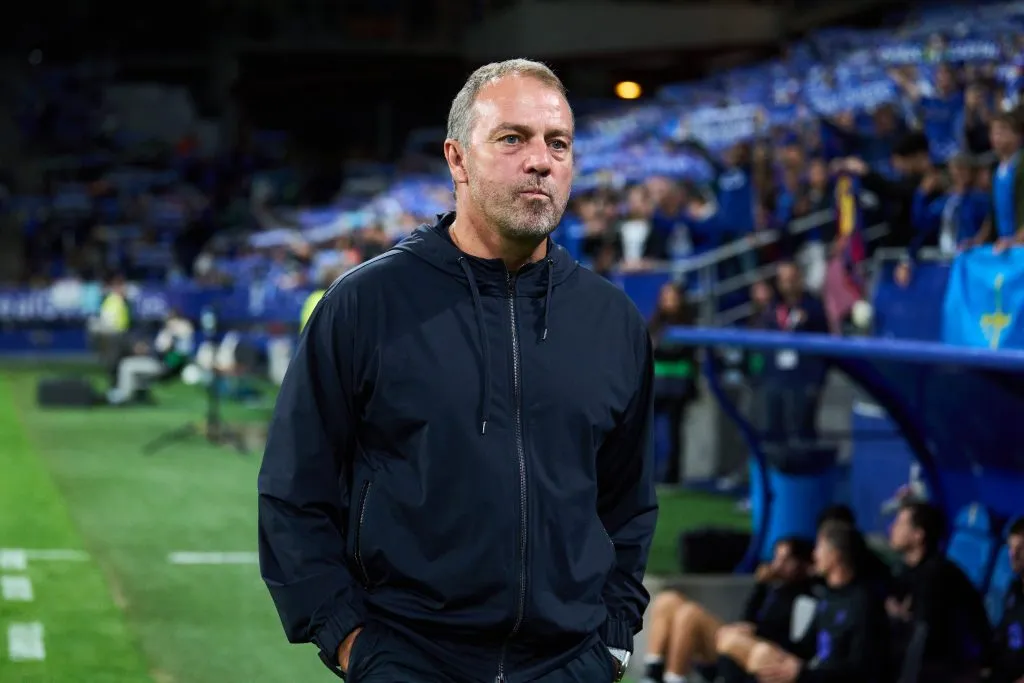 Hansi Flick, técnico do FC Barcelona, observa o campo antes da partida da LaLiga EA Sports entre Real Oviedo e FC Barcelona, no estádio Carlos Tartiere, em 25 de setembro de 2025, em Oviedo, Espanha. (Foto: Juan Manuel Serrano Arce/Getty Images)