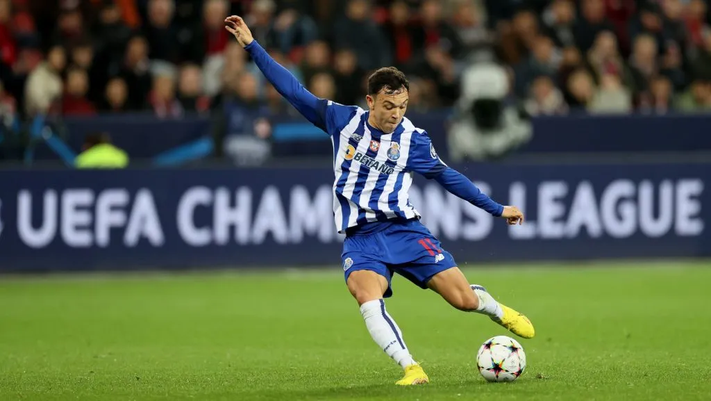 Pepê controla a bola durante a partida do Porto. Foto: Martin Rose/Getty Images