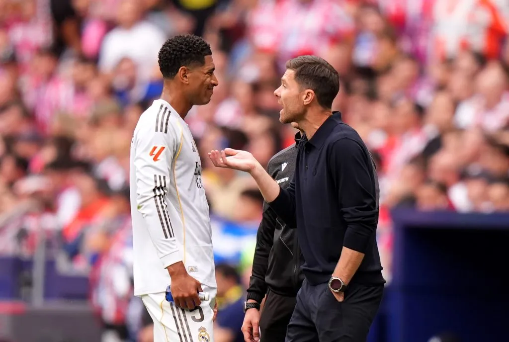 Bellingham e Xabi Alonso conversam em campo. (Photo by Angel Martinez/Getty Images)