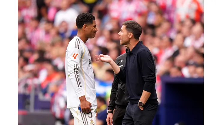 Bellingham e Xabi Alonso conversam em campo. Foto: Angel Martinez/Getty Images