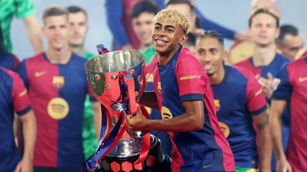 Lamine Yamal em ação pelo Barcelona.  (Photo by Florencia Tan Jun/Getty Images)