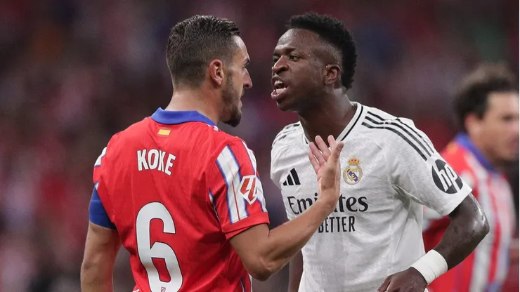 Vini Jr, do Real Madrid, rebate provocação de Koke no Dérbi de Madrid. (Photo by Gonzalo Arroyo Moreno/Getty Images)