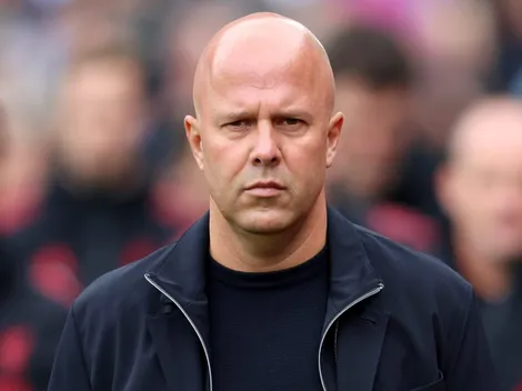 Arne Slot revela motivo da ausência de Chiesa contra Galatasaray