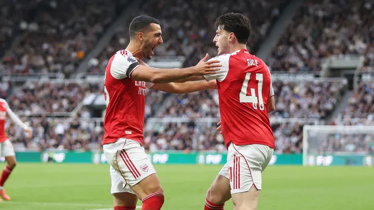 Merino e Rice celebram gol contra o Newcastle (Foto: George Wood/Getty Images)