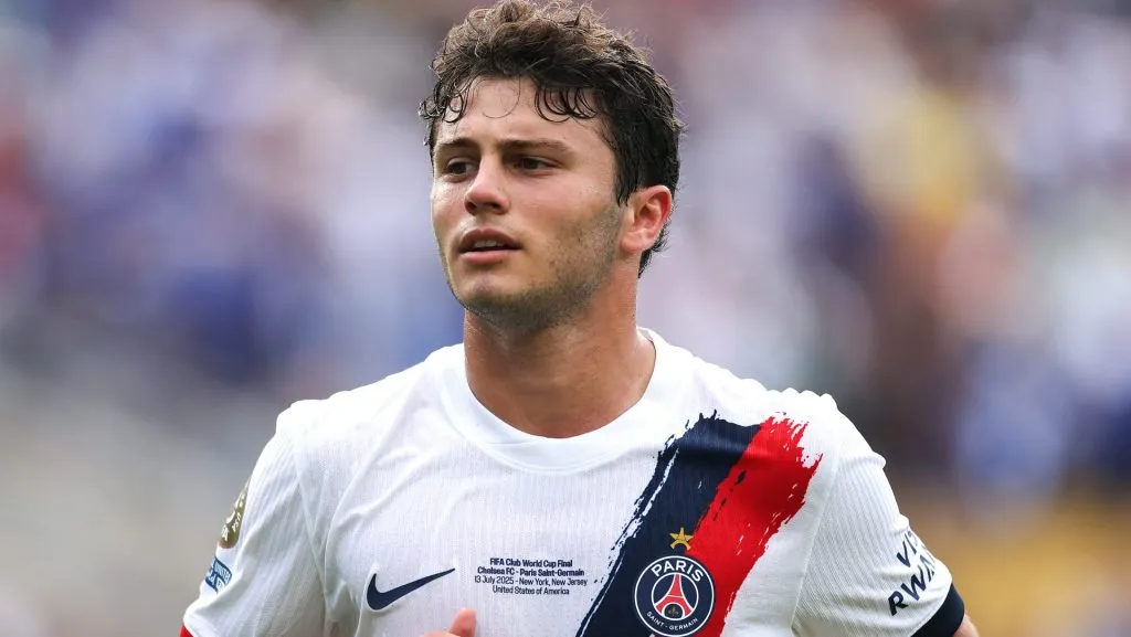 João Neves, alvo do Manchester City, em campo com o PSG (Photo by Buda Mendes/Getty Images)