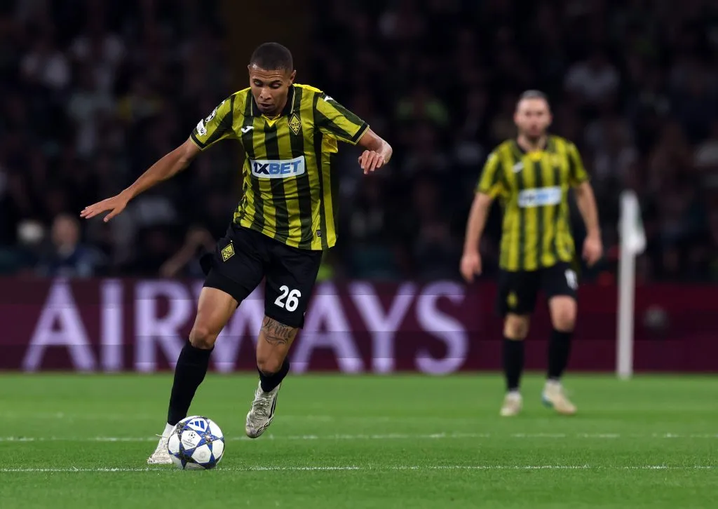 Edmilson, atacante brasileiro do Kairat, em ação contra o Celtic. Jogador comentou que gostaria de trocar camisas com qualquer brasileiro em Kairat x Real Madrid, e que o time acredita na vitória, mesmo que as chances sejam mínimas.  (Foto: Ian MacNicol/Getty Images)