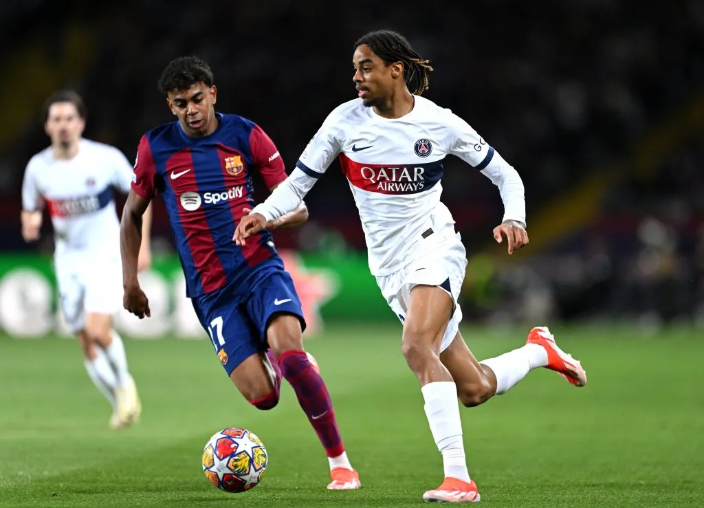Lamine Yamal x Barcola em PSG x Barcelona, em 2024. Jogadores podem se enfrentar novamente nesta quarta-feira (30), pela Champions League (Foto: David Ramos/Getty Images)