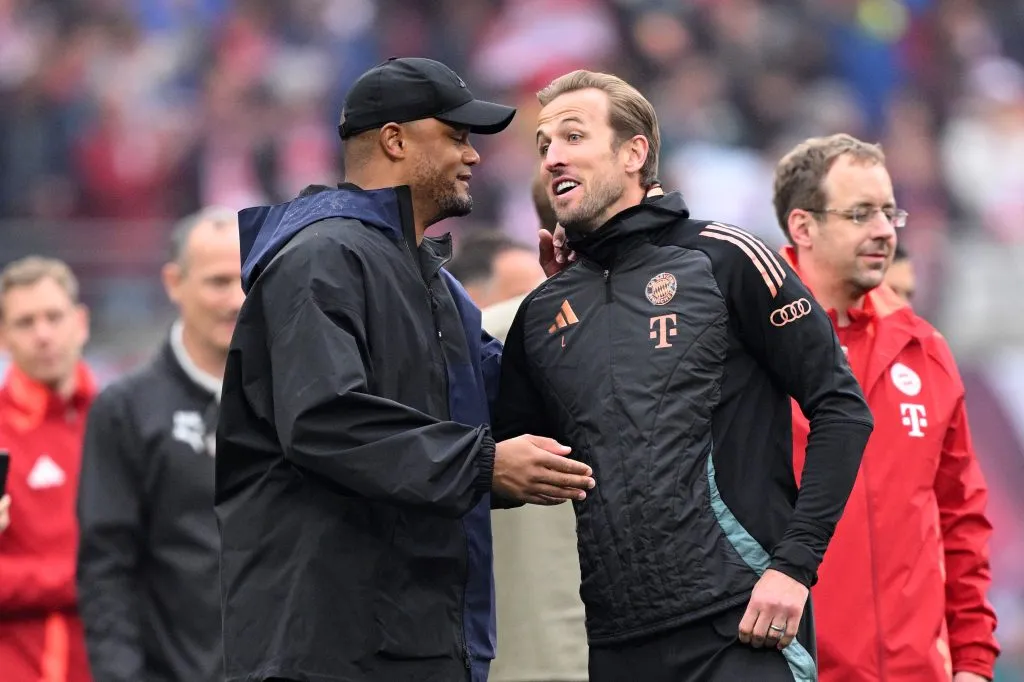 Vincent Kompany, treinador do Bayern de Munique, com o atacante Harry Kane. Segundo o portal Sky Sports, o dirigente deu a entender que o jogador de 32 anos estaria pronto para iniciar negociações para permanecer no clube alemão.  (Foto: Stuart Franklin/Getty Images)