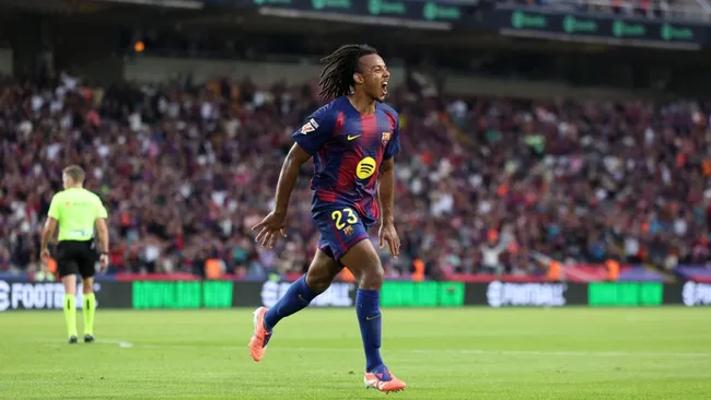 Jules Kounde comemora gol durante a partida da La Liga. Foto: Judit Cartiel/Getty Images