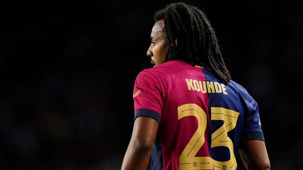Koundé de costa, vestindo a camisa 23 do Barcelona. Foto: Aitor Alcalde/Getty Images