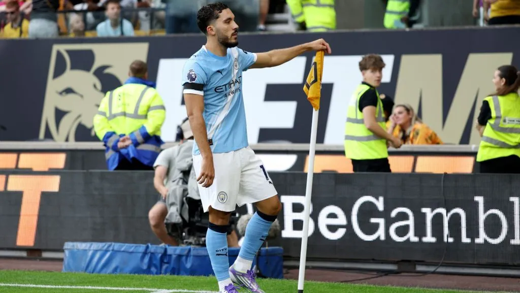 Rayan Cherki comemora gol de seu time durante a partida da Premier League. Foto: Michael Regan/Getty Images