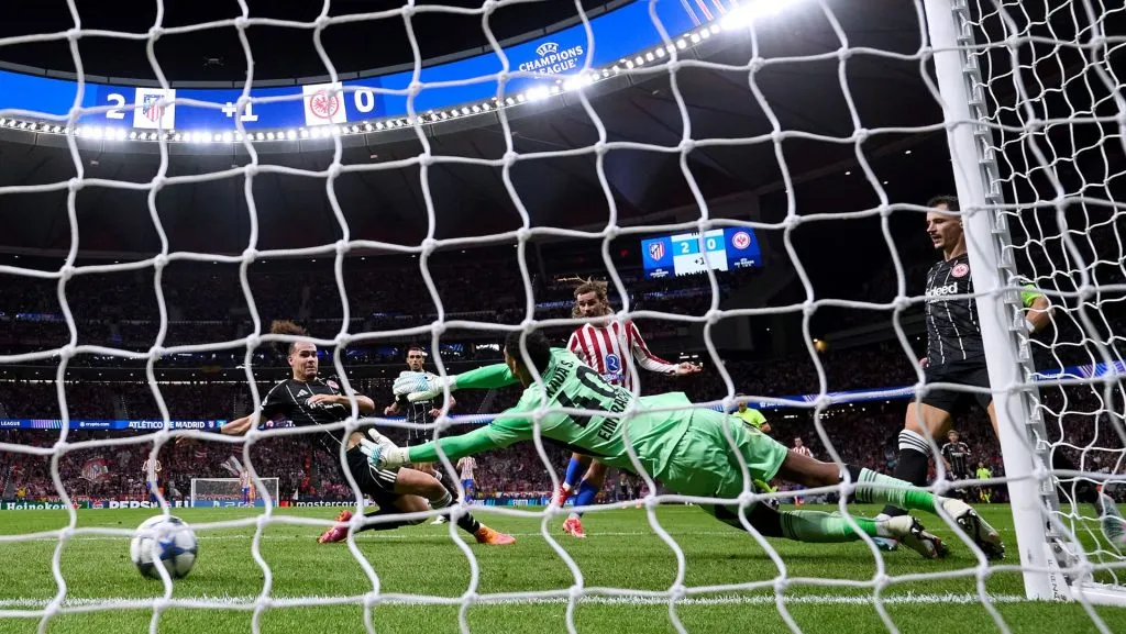 Griezmann marca gol durante partida da Liga dos Campeões da UEFA 2025/26 entre Atlético de Madrid e Eintracht Frankfurt. Foto: Angel Martinez/Getty Images