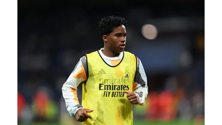 Endrick faz aquecimento em campo pelo Real Madrid (Photo by Florencia Tan Jun/Getty Images)