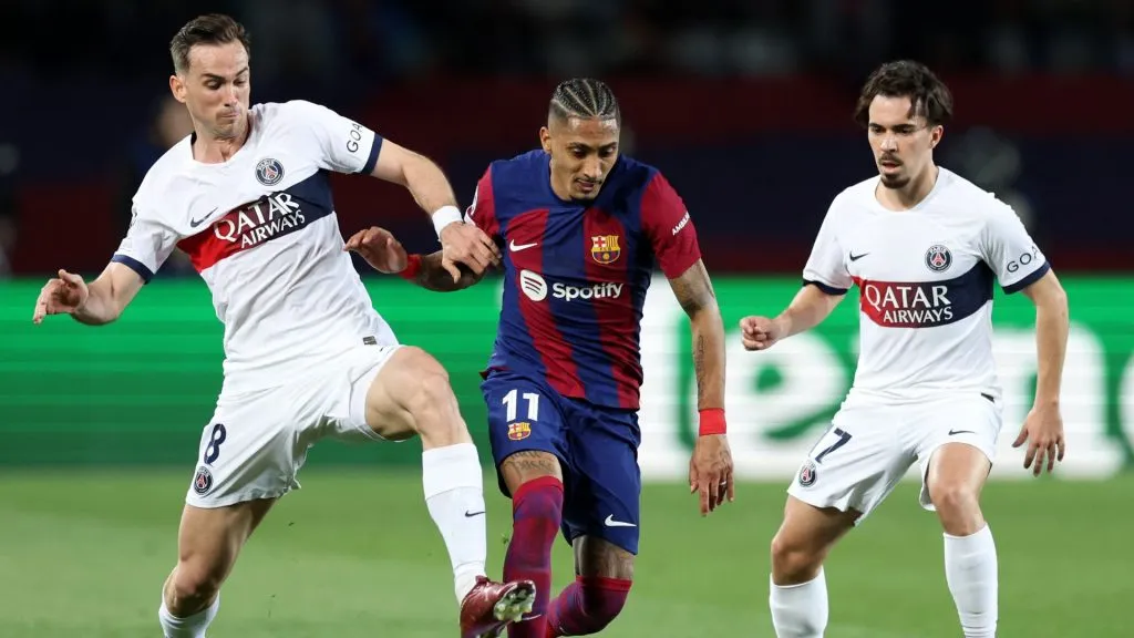 Raphinha (centro) está fora de Barcelona x PSG (foto: Clive Brunskill/Getty Imagens)