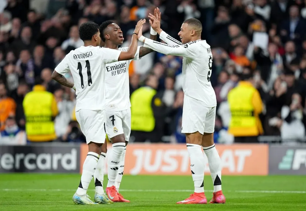 Rodrygo, Vinicius Júnior e Mbappé, pelo Real Madrid. Em julho, o portal El Debate informou que haveria um ego entre Vini e Mbappé, principalmente por querer ganhar mais do que o francês em novo contrato, porém, o jogador comentou que sua relação com o brasileiro é muito boa (Foto: Angel Martinez/Getty Images)