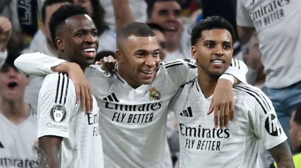 Jogadores do Real Madrid, em campo, com a camisa branca