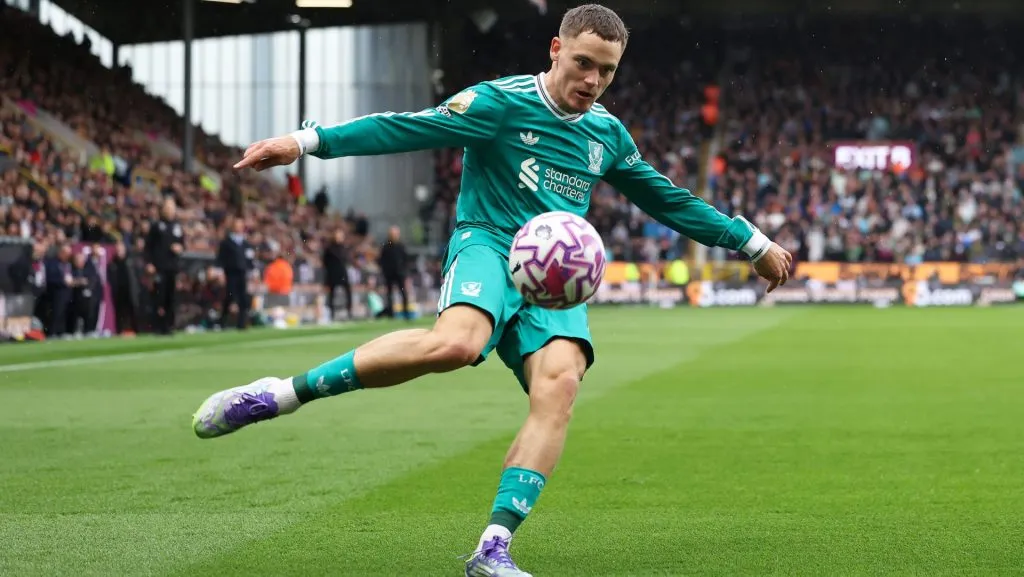 Wirtz cruza a bola durante partida da Premier League. Foto: Matt McNulty/Getty Images