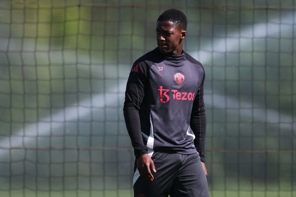 Mainoo está sem espaço no Manchester United e deve sair. Foto: Ben Roberts Photo/Getty Images