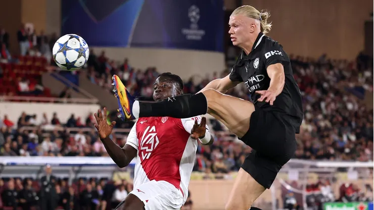 Erling Haaland brilhou no primeiro tempo, mas saiu frustrado: para ele, o Manchester City deixou escapar uma vitória certa diante do Mônaco ao vacilar no segundo tempo. (Photo by Alex Pantling/Getty Images)