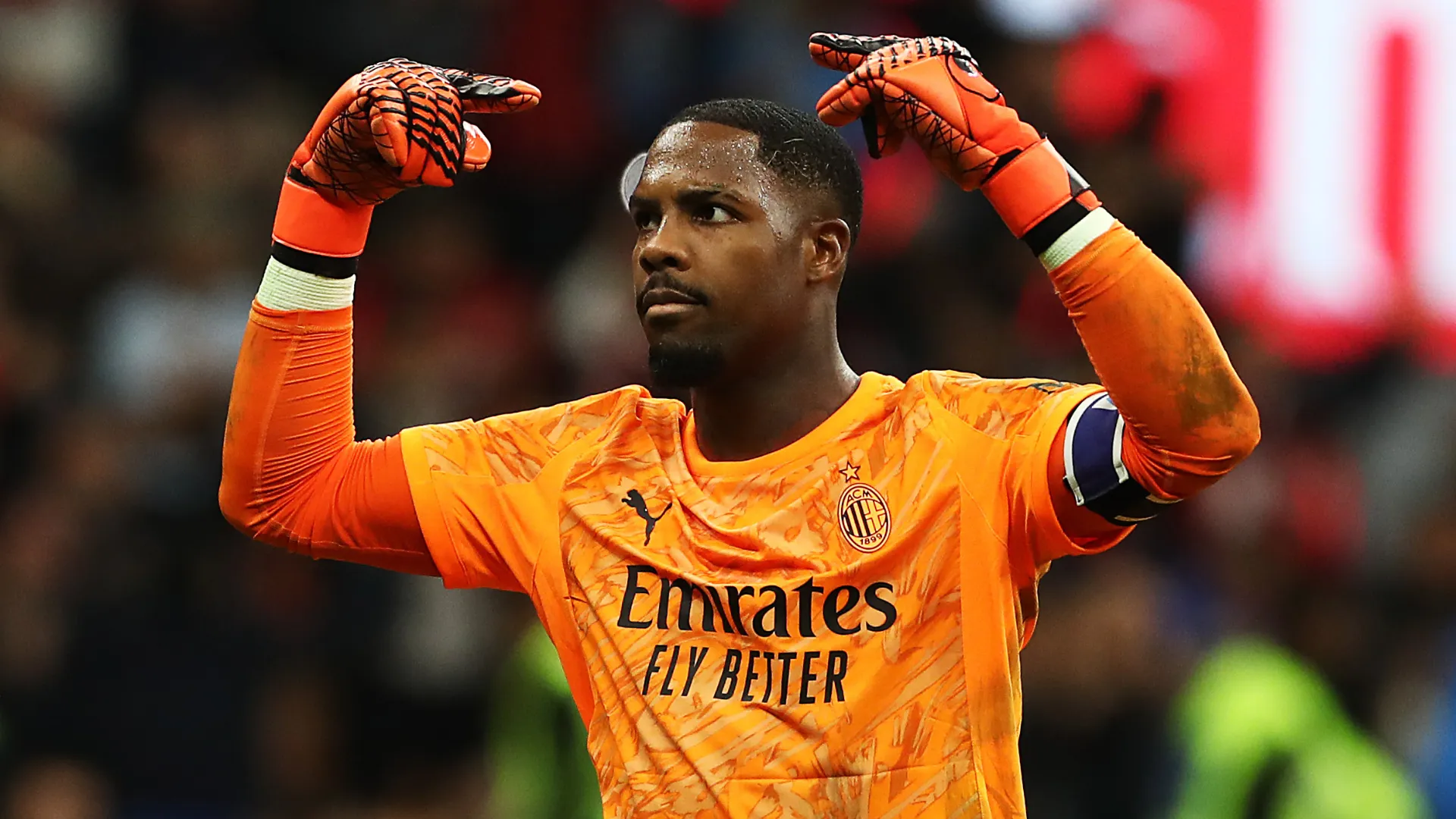 Mike Maignan, alvo do Chelsea, durante jogo do Milan (Foto: Marco Luzzani/Getty Images)