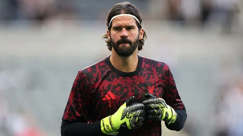 Alisson em ação pelo Liverpool.