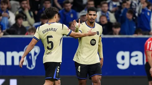 Barcelona pode negociar o zagueiro Ronaldo Araújo com o Chelsea de Enzo Maresca. (Photo by Juan Manuel Serrano Arce/Getty Images)