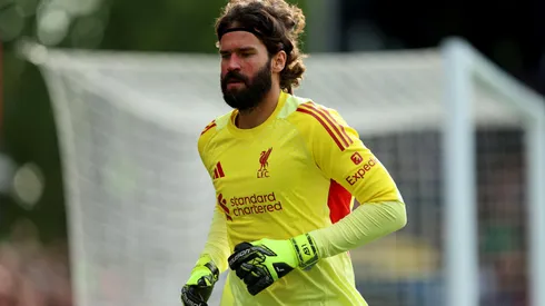 Alisson em ação com o Liverpool (foto: Tom Dulat/Getty Imagens)