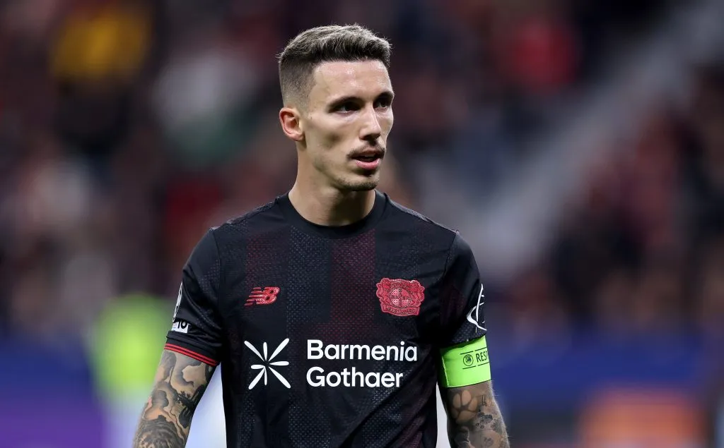 Alex Grimaldo, lateral do Bayer Leverkusen. Jogador comentou que houve uma chance de transferência junto de Xabi Alonso para o Real Madrid, mas que o clube contratou Alvaro Carreras para a posção.  (Foto: Lars Baron/Getty Images)