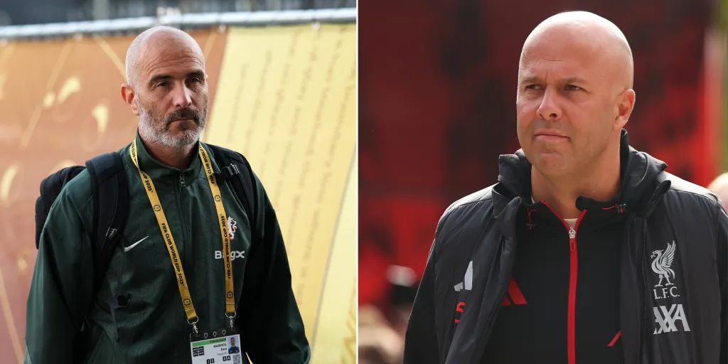 Maresca de jaqueta verde e Slot de jaqueta preta, estarão frente a frente em Chelsea x Liverpool