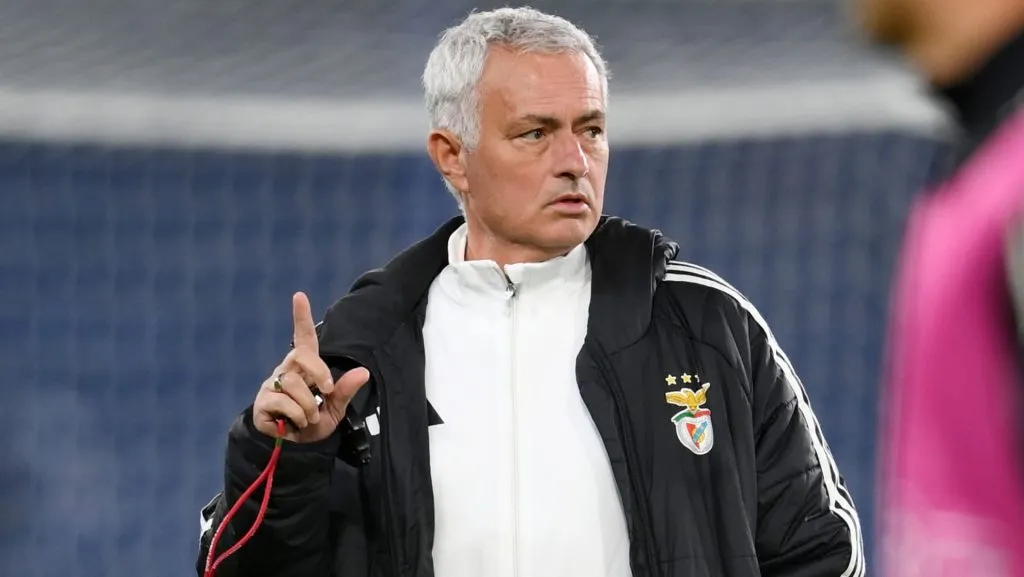 Mourinho concentrado durante treinamento do Benfica.