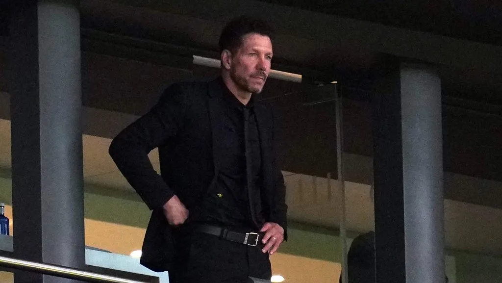 Diego Simeone na cabine assistindo ao jogo do Atlético de Madrid (Photo by Aitor Alcalde/Getty Images)