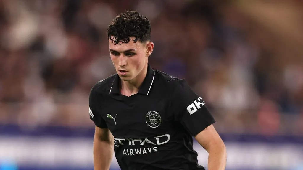 Phil Foden concentrado com uma camisa preta do Manchester City (Photo by Alex Pantling/Getty Images)