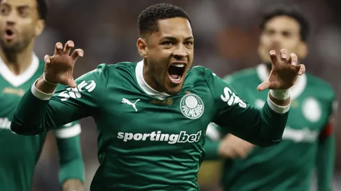 Vitor Roque celebra gol com a camisa do Palmeiras (Photo by Miguel Schincariol/Getty Images)