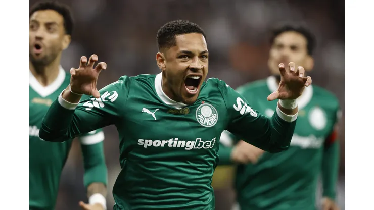 Vitor Roque celebra gol com a camisa do Palmeiras (Photo by Miguel Schincariol/Getty Images)