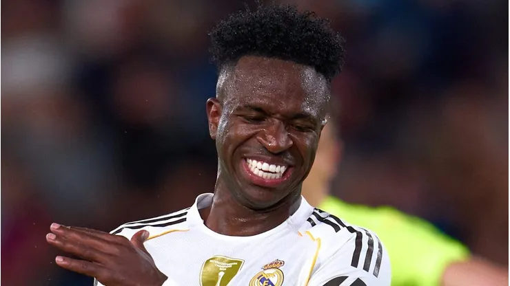 Vinicius Jr não está contente com o trabalho de Xabi Alonso. Foto: Aitor Alcalde/Getty Images