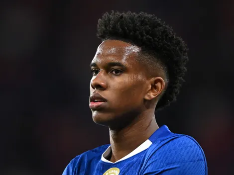 Estêvão faz gol no fim, Chelsea vence Liverpool e Premier League tem novo líder