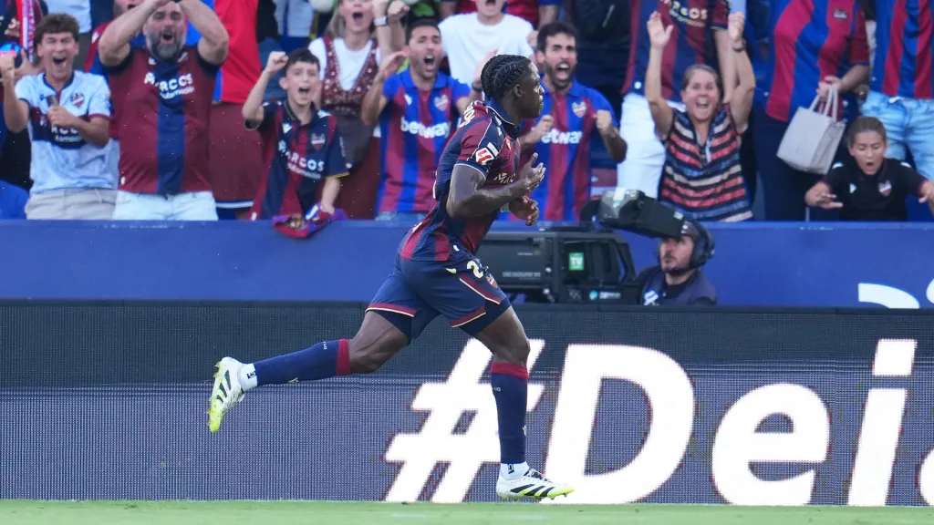 Karl Etta Eyong comemora pelo Levante (Foto: Aitor Alcalde/Getty Images)