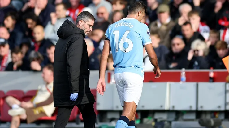 O Manchester City enfrenta mais um contratempo com Rodri, que deixou o campo lesionado durante o jogo contra o Brentford. (Photo by Ryan Pierse/Getty Images)