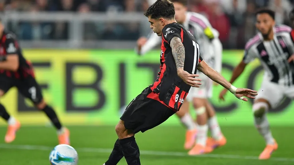 O lance expôs a pressão sobre jogadores e técnicos, com Allegri evitando olhar diretamente o pênalti.  (Photo by Valerio Pennicino/Getty Images)