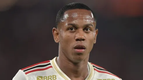 Wallace Yan é expulso em jogo do Flamengo. Foto: Thiago Ribeiro/AGIF